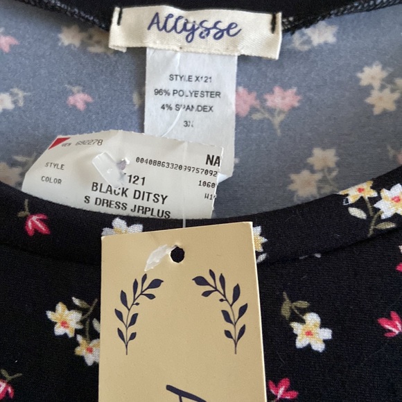 Cute little dress with tiny flowers. - Picture 2 of 4